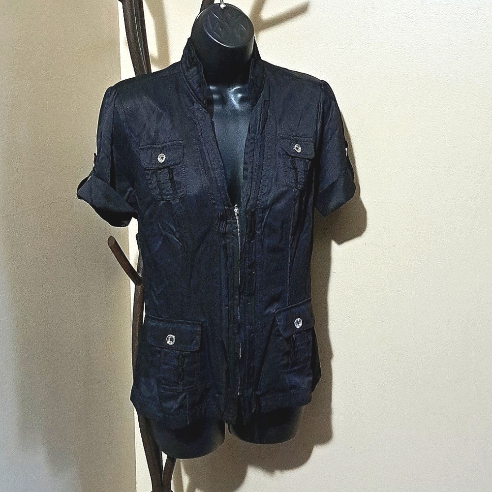 White House Black Market short sleeved zip front shirt